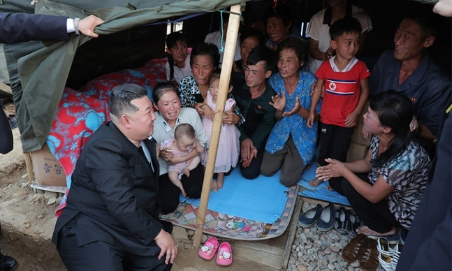 김정은 북한 국무위원장은 지난 8∼9일 평안북도 의주군 수해지역을 찾아 폭염 속에 천막으로 만든 임시거처에서 지내는 이재민들을 위로하고 이런 조치를 발표했다고 조선중앙통신이 10일 전했다. 연합뉴스