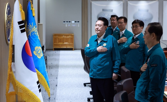 윤석열 대통령, 을지 국무회의 국민의례 - 윤석열 대통령이 19일 서울 용산 대통령실 청사에서 열린 을지 및 제36회 국무회의에서 국기에 경례를 하고 있다.  연합뉴스