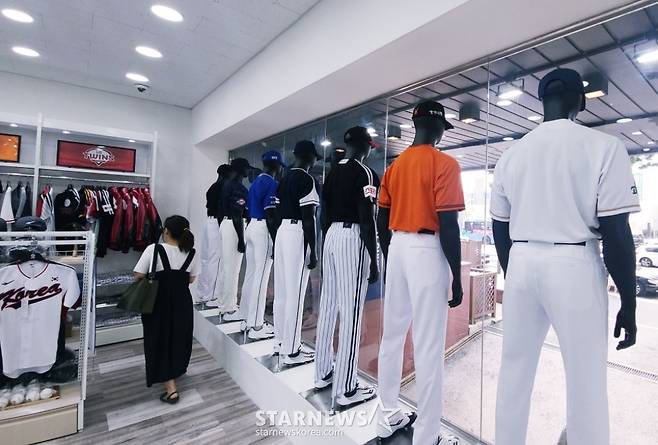 오피스디포 KBO STORE 신사논현점 내부에 위치한 마네킹들. /사진=김우종 기자