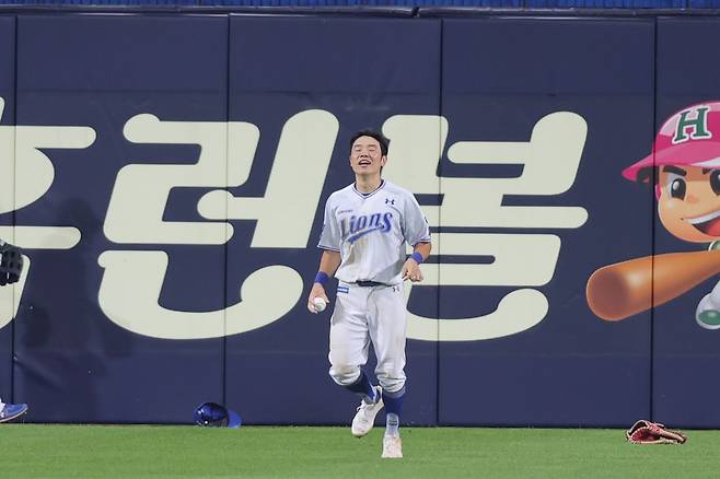 삼성 라이온즈 외야수 김지찬이 지난 23일 대구 삼성라이온즈파크에서 열리는 2024 신한 SOL Bank KBO리그 롯데 자이언츠와의 팀 간 12차전에서 7회초 결정적인 호수비로 팀 승리에 힘을 보탰다. 사진 삼성 라이온즈