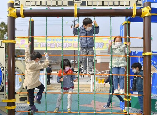 돌봄시설이 없어 놀이터에서 놀고 있는 어린이들 [양평군 제공. 재판매 및 DB 금지]