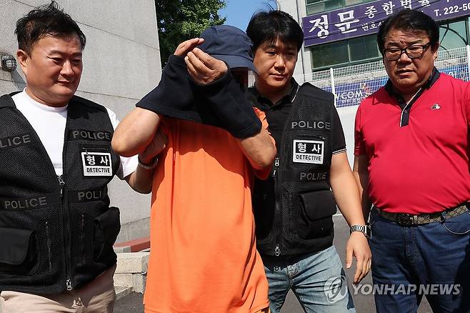 치과 치료 불만에 '폭발물'…얼굴 가리고 구속영장심사 (광주=연합뉴스) 김혜인 기자 = 치료 불만을 이유로 치과 병원에 폭발물을 터트려 불은 낸 혐의(현주건조물방화)를 받는 김모(79) 씨가 24일 오후 광주지방법원에서 열린 구속 전 피의자 심문(영장실질심사)에 출석한 뒤 얼굴을 가리며 경찰 호송차로 이동하고 있다. 2024.8.24 in@yna.co.kr