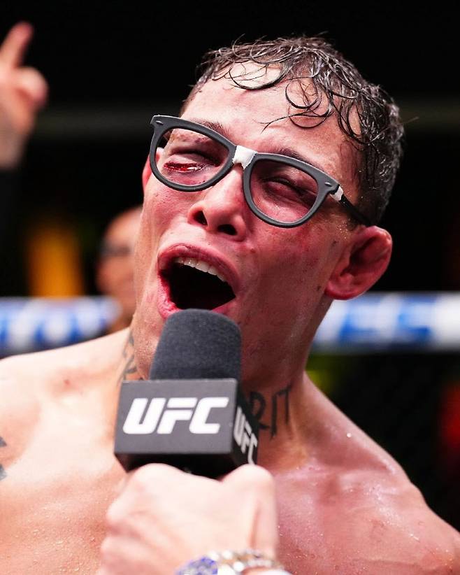 ‘파이팅 너드’로 불리는 카이우 보할류가 UFC 파이트나이트에서 승리한 뒤 기뻐하고 있다. 사진=UFC