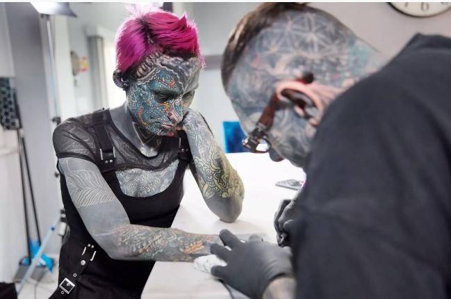 그가 이런 범상치 않은 타투몸 개조에 신경쓰게 된 것은 전직 미군 참전용사라는 정체성이 작용했다. [사진=영국 일간 미러]