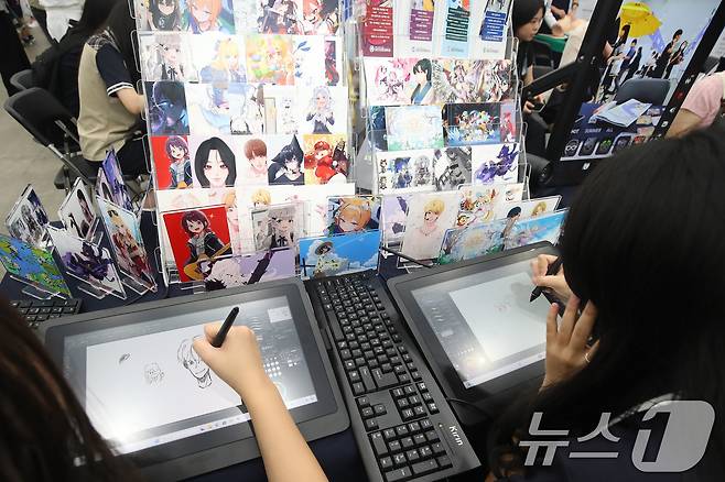 진로진학박람회를 찾은 학생들이 웹툰 그리기 체험을 하는 모습. /뉴스1 ⓒ News1 공정식 기자