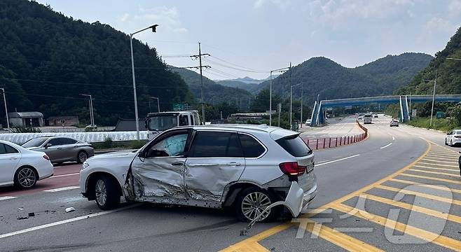 춘천 신동면 교차로 차량 3대 충돌사고 현장.(독자제공)/뉴스1