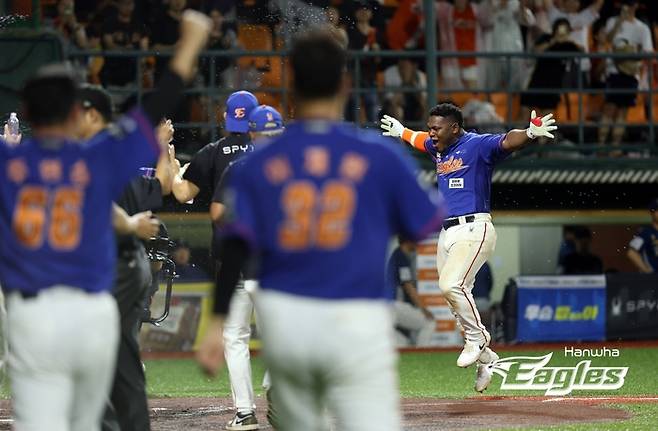 한화 요나단 페라자가 끝내기 홈런을 터뜨린 후 홈을 밟고 있다. 사진 | 한화 이글스