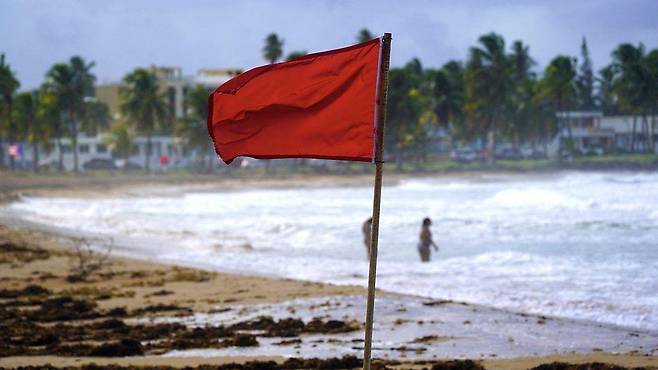 허리케인 에르네스토로 인해 푸에르토리코에서 대규모 홍수와 폭풍 해일이 발생했다