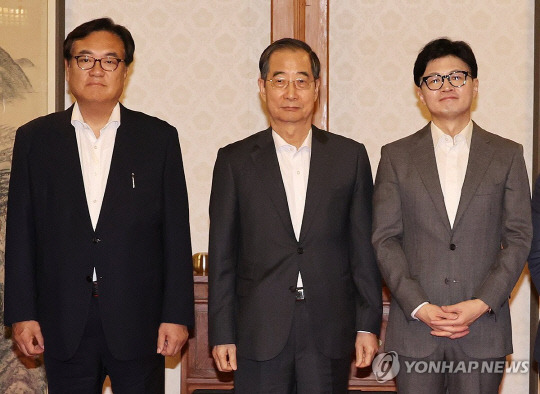 정진석(왼쪽부터) 대통령 비서실장이 한덕수 국무총리, 한동훈 국민의힘 대표가 25일 서울 종로구 총리공관에서 열린 고위당정협의회에서 회의에 앞서 기념촬영을 준비하며 대화하고 있다. [사진=연합뉴스]