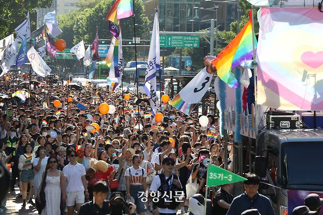 제25회 서울퀴어문화축제가 열린 지난 6월 1일 서울 중구 을지로 일대에서 참여자들이 축제를 즐기고 있다. 정효진 기자