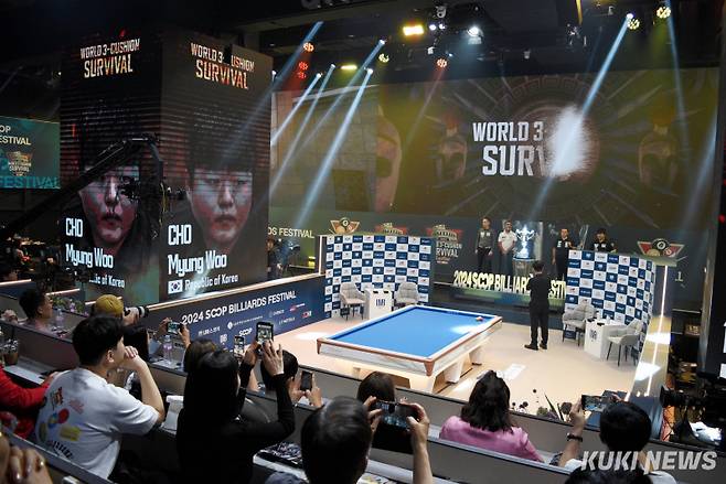 SOOP 월드 3쿠션 서바이벌 결승전 출전 선수가 소개되고 있다. 관중석을 가득 메운 팬들이 카메라를 켜고 선수들을 촬영하는 모습. 사진=이영재 기자