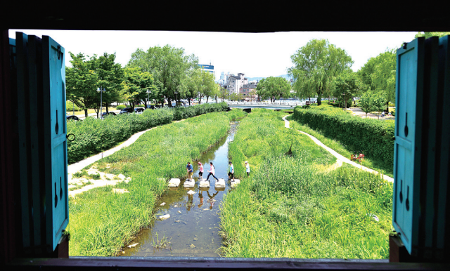 용연 위 용두를 감싸 성을 쌓는 것이 좋다고 지적했다. 용두는 북수문인 화홍문을 지키는 요충지다. 이강웅 고건축전문가