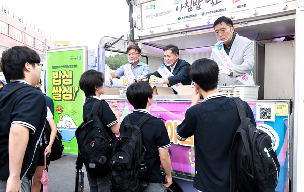 조근수(가운데) 경남농협 본부장 등이 창원경일고 앞에서 학생들에게 삼각김밥 등을 나눠주며 아침밥 먹기 캠페인을 하고 있다. /경남농협