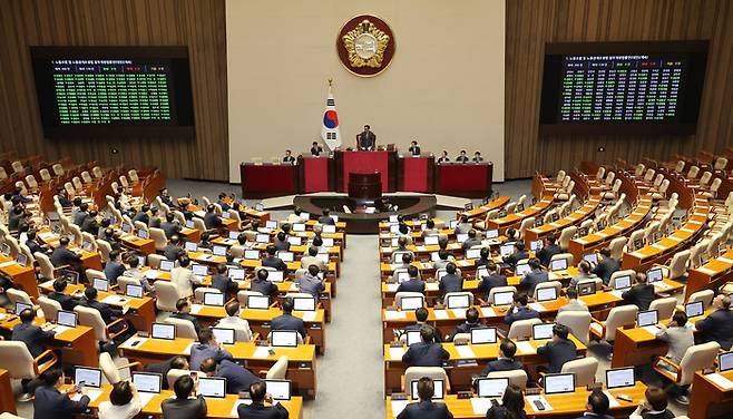 5일 오후 국회에서 열린 본회의에서 여당 불참속에 ‘노란봉투법’(노동조합·노동관계조정법 개정안) 표결이 진행되고 있다. [연합뉴스]