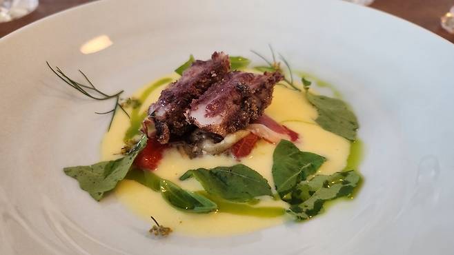 기가스의 정하완 셰프가 내놓은 세번째 요리인 ‘루콜라, 딜, 서해관자, 벨라비타노 퐁듀’. 안병준 기자