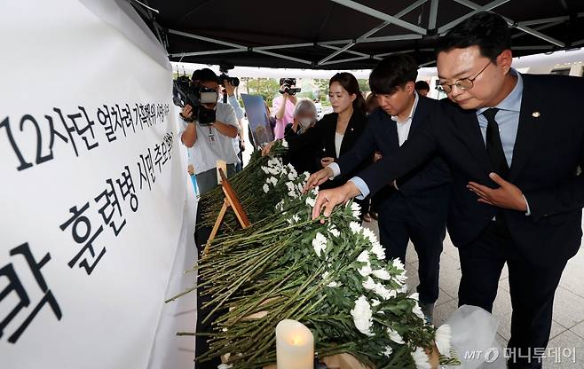 개혁신당 이준석 의원, 천하람 원내대표, 이주영 의원이 19일 오후 서울 용산역 광장에 마련된 군기훈련(얼차려)을 받다 사망한 육군 12사단 신병교육대 박 훈련병 시민 추모 분향소를 찾아 헌화하고 있다. 2024.06.19. /사진=뉴시스