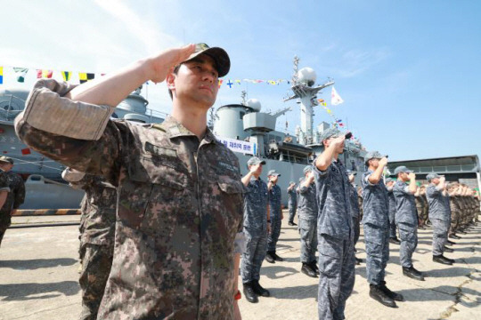 해군8전투훈련단이 지난 23일 진해 군항에서 거행한 예비역 함정 남원함 전시 부대창설식 중 비상근예비군인 김동완(맨 왼쪽) 예비역 소령이 현역 장병들과 함께 경례하고 있다. 국방일보 제공