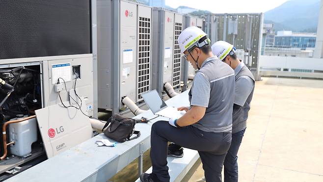 LG전자 하이엠솔루텍 엔지니어들이 서울 관악구 서울대학교 캠퍼스에 위치한 건물의 실외기를 점검하고 있다. [LG전자 하이엠솔루텍 제공]