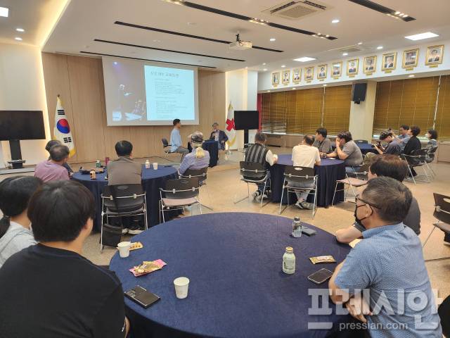 ▲지난 24일 대한적십자가 경기도지사에서 삶을 가꾸는 교육자치포럼 주최로 열린 ‘경기교육포럼’이 진행 중인 모습. ⓒ프레시안(전승표)