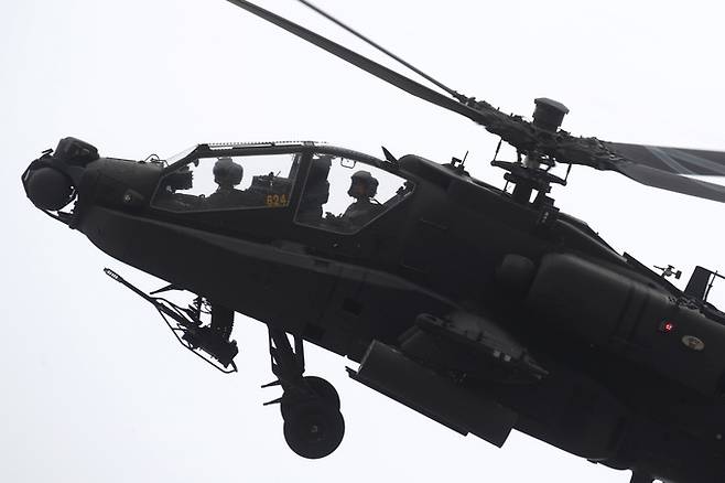한국 육군 헬기조종사들이 AH-64E 아파치 공격헬기를 조종하고 있다. 세계일보 자료사진