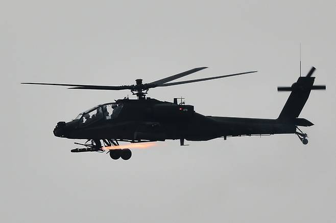 한국 육군 AH-64E 아파치 공격헬기가 헬파이어 대전차미사일을 발사하고 있다. 세계일보 자료사진