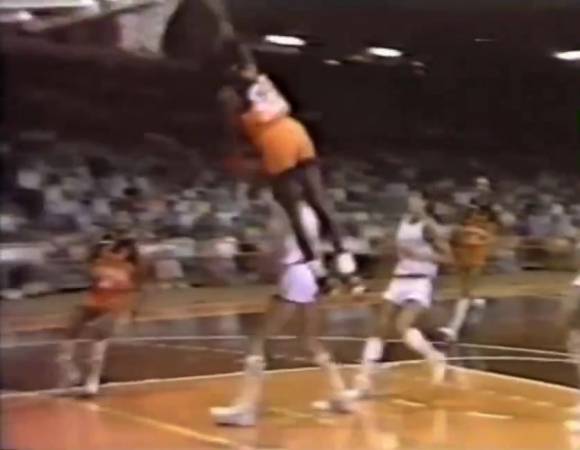 백보드 박살낸 덩크 - 1985년 8월, 당시 22세의 마이클 조던이 한 시범 경기에서 원핸드 덩크로 백보드를 박살 내는 모습. / 출처=바스켓볼스 그레이티스트 모먼츠 엑스