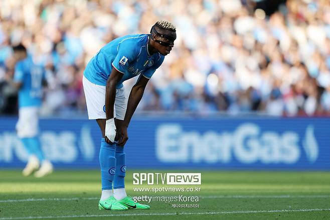 ▲&nbsp;영국 매체 '더 선'은 25일(한국시간) "첼시와 나폴리의 협상은 오시멘의 과도한 주급 요구로 인해 지연되고 있다"라고 보도했다.&nbsp;이어 "오시멘은 주급 50만 파운드(약 8억 7,803만 원)라는 파격적인 요구를 하고 있다. 이는 프리미어리그에서 가장 높은 연봉을 받는 선수로 만들 수 있다"라고 덧붙였다.&nbsp;또한 "첼시는 여름 내내 오시멘 측과 협상을 진행했지만 아직 합의점을 찾지 못했다"라고 전했다.