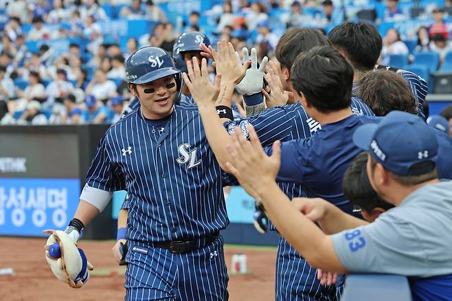 삼성 라이온즈 박병호가 25일 대구 삼성라이온즈파크에서 열린 2024 신한 SOL Bank KBO리그 롯데 자이언츠와의 팀 간 14차전에서 1회말 선제 만루 홈런 포함 홀로 6타점을 책임지고 팀의 10-5 승리를 견인했다. 사진 삼성 라이온즈