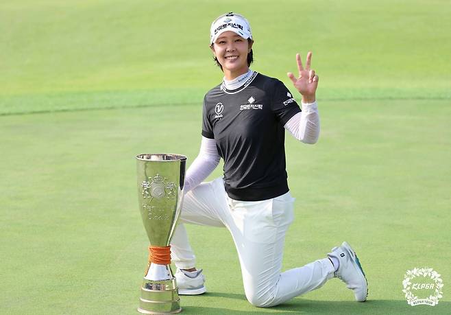 시즌 3승을 뜻하는 손가락 3개를 편 박지영. [KLPGA  제공. 재판매 및 DB 금지]