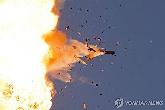 이스라엘 전투기에 의해 요격되는 헤즈볼라 무인기 [AFP 연합뉴스. 재판매 및 DB 금지]