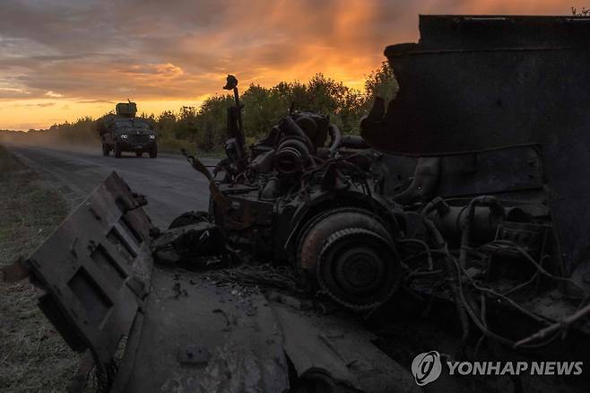 쿠르스크와 맞닿은 우크라이나 수미주 국경지대에 방치된 군사장비의 잔해 [AFP 연합뉴스자료사진. 재판매 및 DB 금지]