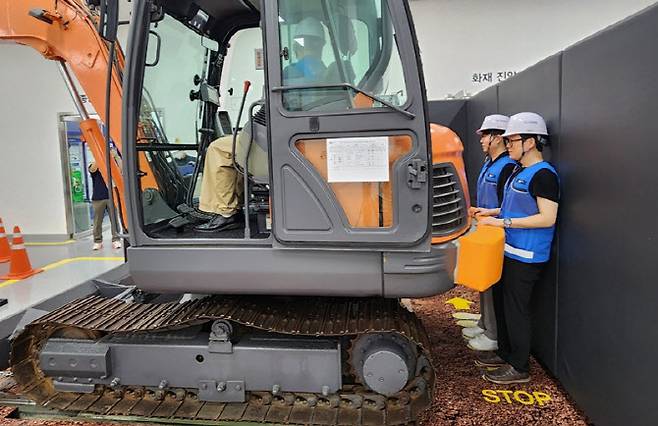 DL이앤씨 ‘안전한숲캠퍼스’에 설치된 ‘장비 협착 체험시설’ 가동 장면 (사진=이데일리 이배운 기자)