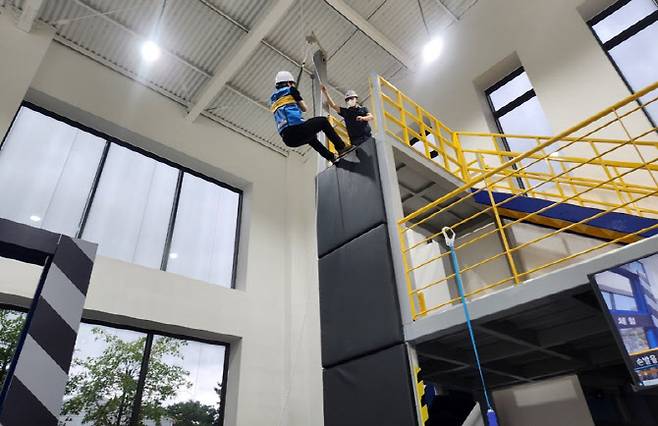 안전한숲캠퍼스 완강기 실습 장면 (사진=이데일리 이배운 기자)