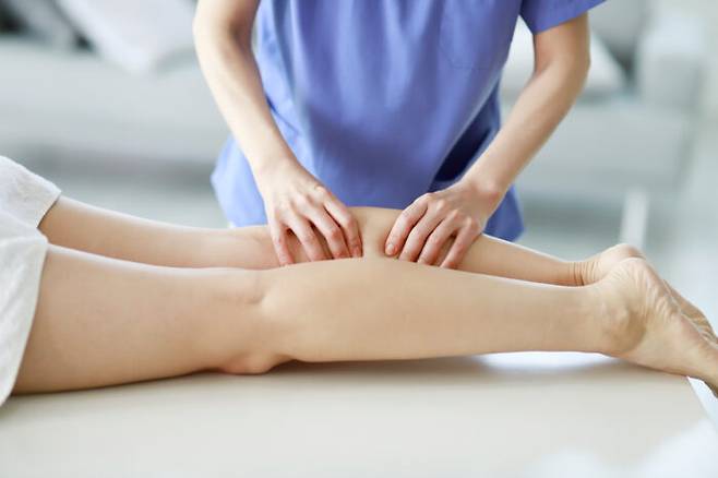 마사지는 하지불안증후군을 완화하는 데 도움이 되는 방법으로 꼽힌다. [사진=클립아트코리아]