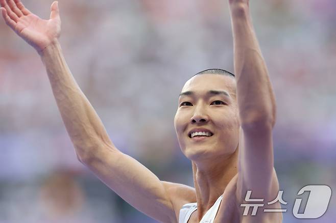 대한민국 대표팀 우상혁이 11일(한국시간) 프랑스 파리 스타드 드 프랑스에서 열린 2024 파리 올림픽 남자 육상 높이뛰기 결선에서 2.31m 3차시기를 앞두고 관중들의 호응을 유도하고 있다. 세계랭킹 4위 우상혁은 2m31을 넘지 못하면서 7위로 파리올림픽을 마무리 했다. 2024.8.11/뉴스1 ⓒ News1 이동해 기자