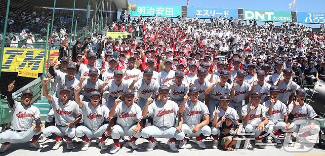 일본 내 한국계 민족학교인 교토국제고교 선수들이 23일 일본 효고현 니시노미야 한신 고시엔구장에서 열린 전국고교야구선수권대회(여름 고시엔) 교토국제고교와 간토다이이치고교 결승전에서 응원단과 기념촬영을 하고 있다. 2024.8.23/뉴스1 ⓒ News1 임세영 기자