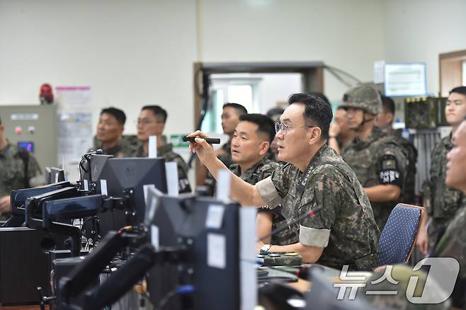 김명수 합동참모본부 의장이 12일 1사단 GOP대대 지휘통제실에서 적 도발위협에 대한 실질적인 대응계획과 현장·행동 위주 대비태세를 점검하고 있다. (합동참모본부 제공) 2024.8.12/뉴스1