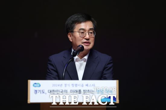 김동연 경기도지사가 26일 도청 다산홀에서 열린 ‘대한민국의 미래를 밝히는 청렴 약속, 경기 청렴이음 페스타’에서 인사말을 하고 있다./경기도