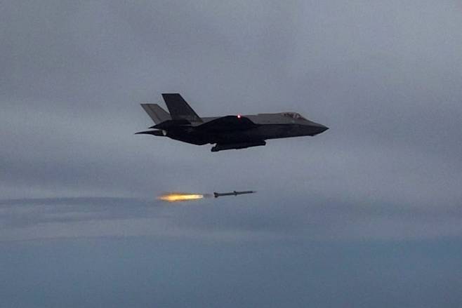 공군 F-35A 전투기가 26일 서해상에서 순항미사일·무인공격기 역할을 하는 훈련용 표적을 향해 AIM-120C 공대공 미사일을 발사하고 있다. /공군