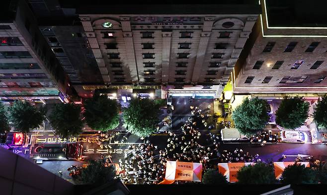 22일 오후 7시39분 경기도 부천시 원미구의 한 숙박업소에서 대형 화재가 발생해 출동한 소방대원들이 실종자 수색작업을 벌이고 있다. /뉴스1