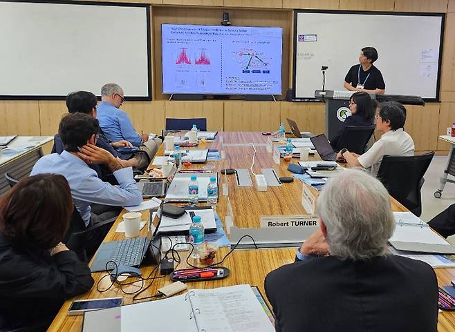 지난달 31일 성균관대 수원캠퍼스 N센터에서 기초과학연구원(IBS) 뇌과학이미징연구단 11년 차 성과 현장 평가가 진행됐다. 연구단 연구원들이 평가위원회 석학 앞에서 자신의 연구를 설명하고 있다. 기초과학연구원 제공