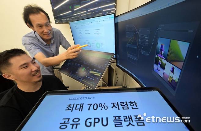 네이버클라우드가 소프트웨어 업체와 손잡고 PC방 등에서 보유한 유휴 그래픽처리장치(GPU)를 공유하는 모델을 선보인다. 26일 서울 강남구 데이터얼라이언스에서 개발자가 유휴 GPU 공유 모델 '지큐브(gcube)'의 성능 테스트 및 서버 모니터링을 하고 있다. 김민수기자 mskim@etnews.com