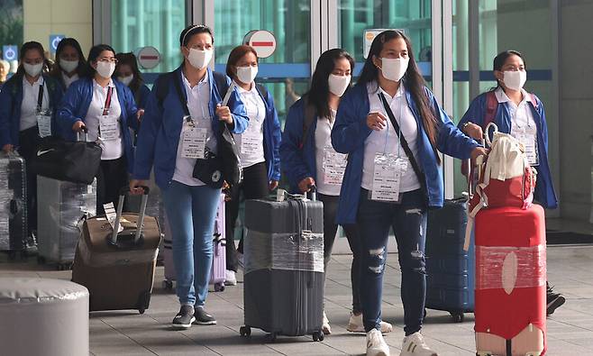 외국인 가사관리사 시범사업에 참여하는 필리핀 가사관리사들이 지난 6일 아침 인천국제공항 제1터미널을 통해 입국한 뒤 버스로 이동하고 있다. 백소아 기자 thanks@hani.co.kr