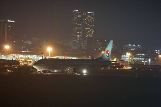 제주에서 김포로 갈 예정인 대한항공 항공기가 기체고장으로 활주로에 멈춰서면서 제주공항 항공기 운항이 전면 중단됐다. 26일 한국공항공사 제주공항에 따르면 이날 오후 8시 55분 김포행 대한항공 KE1336편 항공기가 이륙 도중 기체고장으로 제주공항 활주로에 멈춰섰다. 사진은 기체고장으로 멈춰선 KE1336편 항공기 모습. 연합뉴스