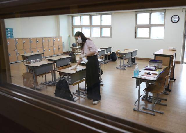 코로나19 여름철 재확산으로 교육현장에 비상이 걸린 지난 20일 한 고등학교에서 교사가 교실 소독을 하고 있다. 대전=뉴스1