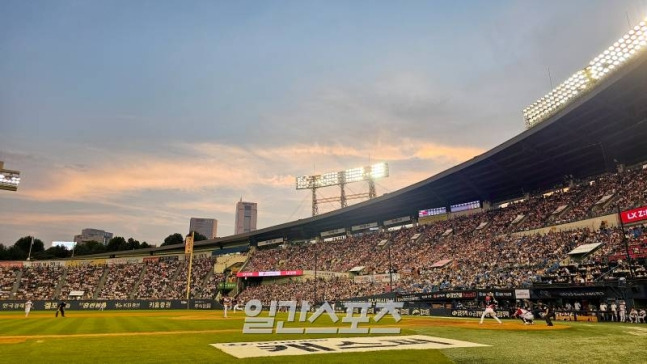 프로야구는 뮤지컬이나 영화를 제작의 측면에서도 무척 닮았다. 프런트의 기획과 현장의 연출이 긴밀하고 성공적으로 협업해야 멋진 작품이 나온다. 하루의 경기도 성공적인 시즌도 마찬가지다. 경쟁하면서 존중하고, 긴장관계이면서 비전을 공유해야 한다. 사진은 18일 KIA-LG경기에 팬들이 가득 찬 서울 잠실구장 풍경. 정시종 기자