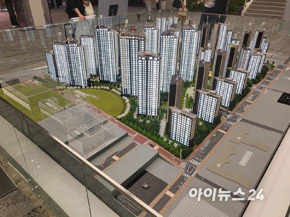 서울 서초구 방배동 '디에이치 방배' 견본주택에 마련된 모형도.