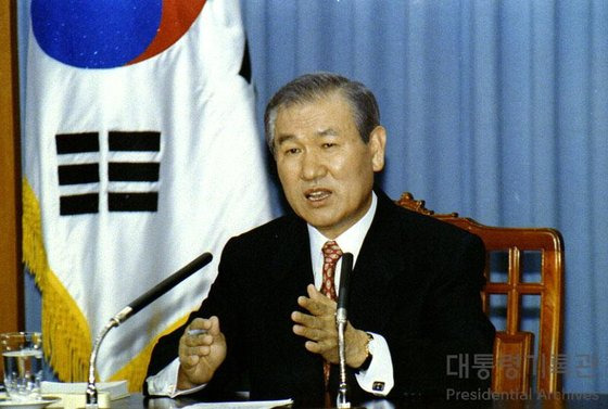 노태우 전 대통령은 1987년 6월 항쟁 직후 '6·29 선언'을 발표해 대통령 직선제를 받아들인 뒤 그 해 12월 13대 대선에서 당선됐다. 사진은 1993년 기자회견 하는 노 전 대통령 모습. 뉴스1