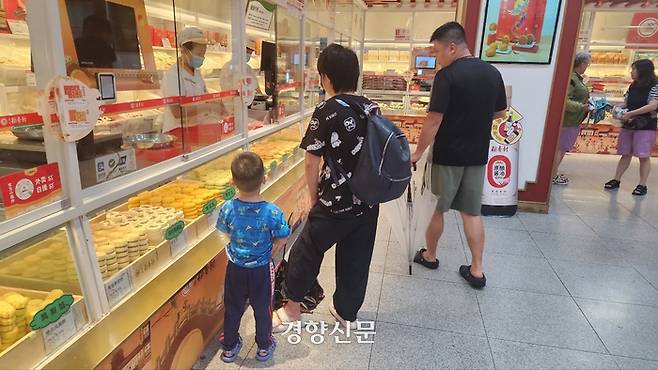 다음 달 중추절(중국판 추석) 명절을 앞두고 한 일가족이 26일 베이징의 월병가게에서 월병을 고르고 있다./박은하 기자