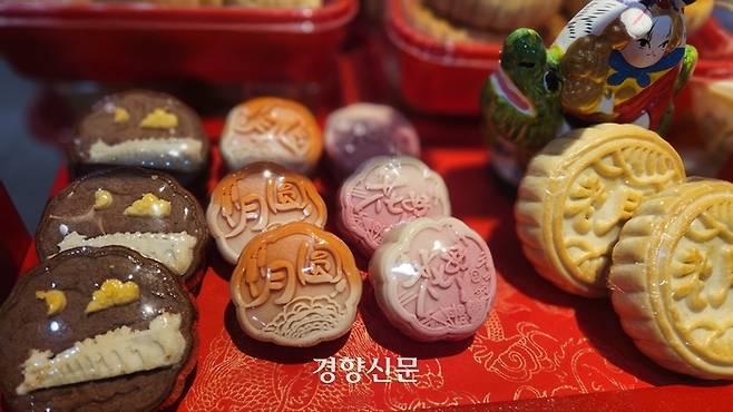 최근 인기를 끌고 있는 미니월병. 가격과 무게가 기존 월병의 절반 수준이다. /박은하 기자